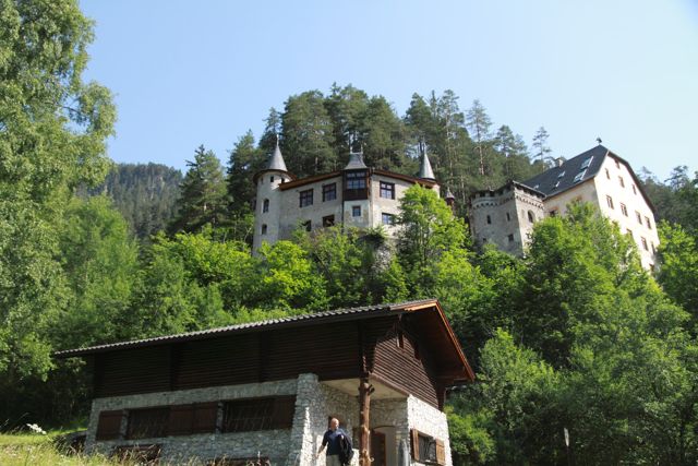 Das Schloss; die Hütte davor enthält Kompressor und Trochenraum